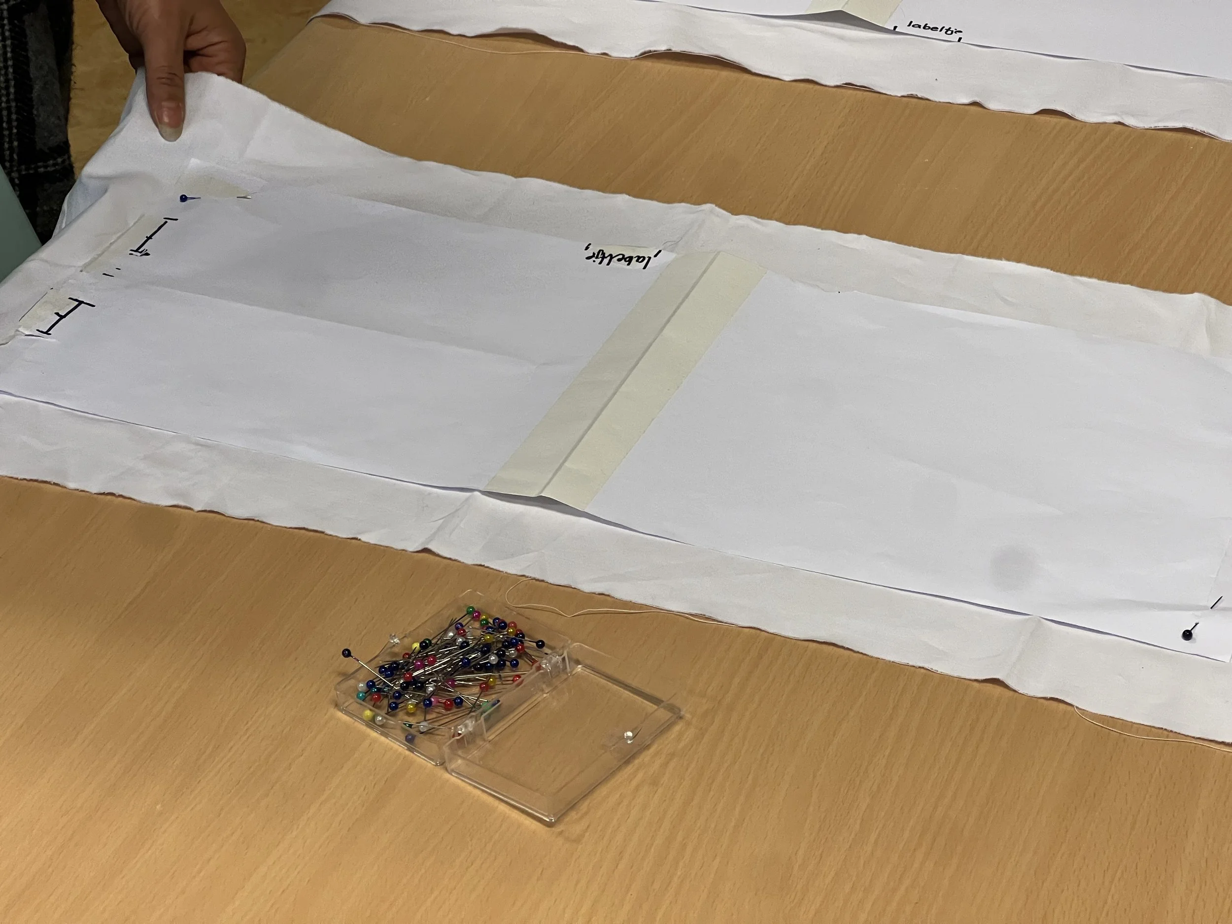 close up patroon op stof tasje.jpeg