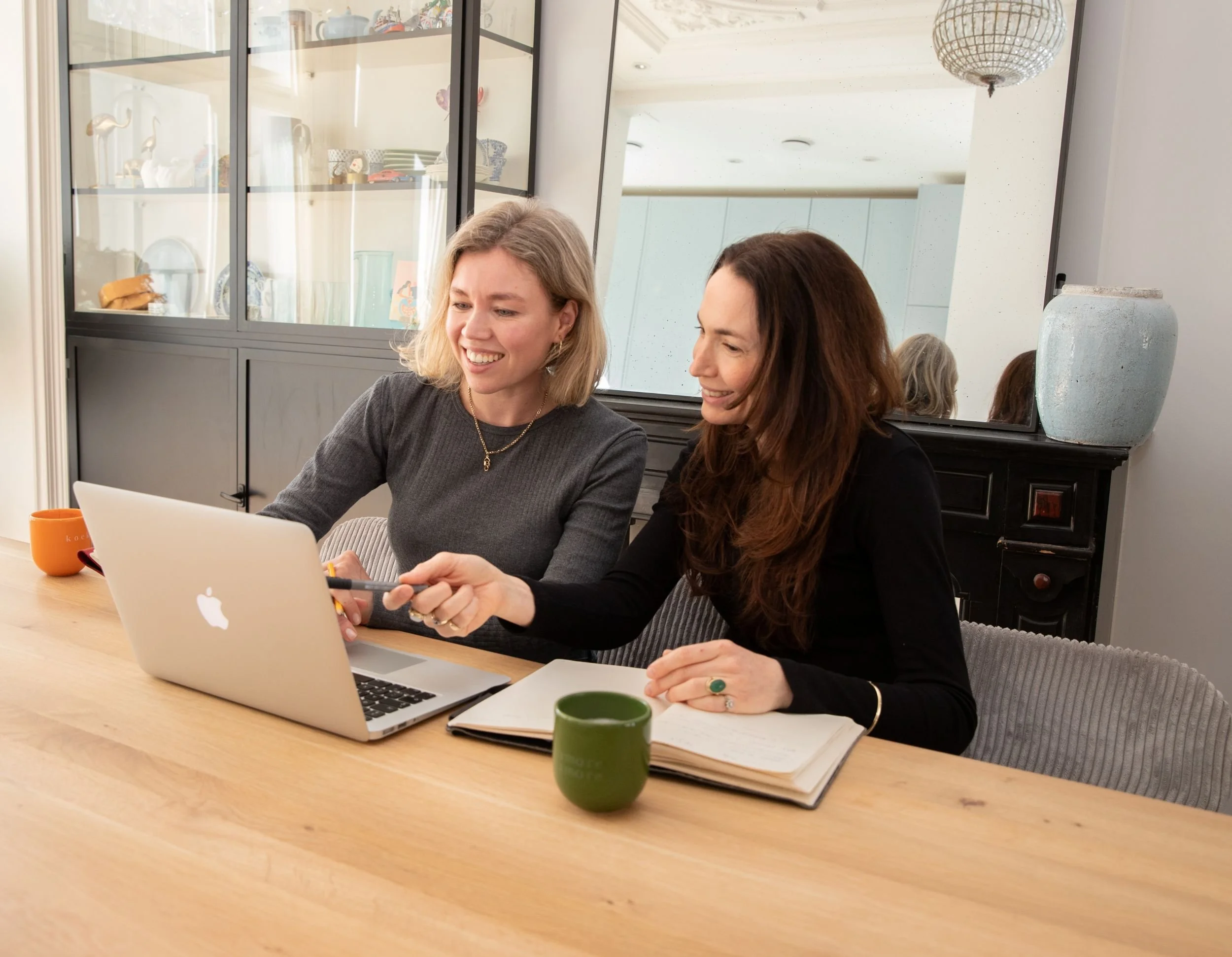 Founders Jori en Christa from sheet to shirt