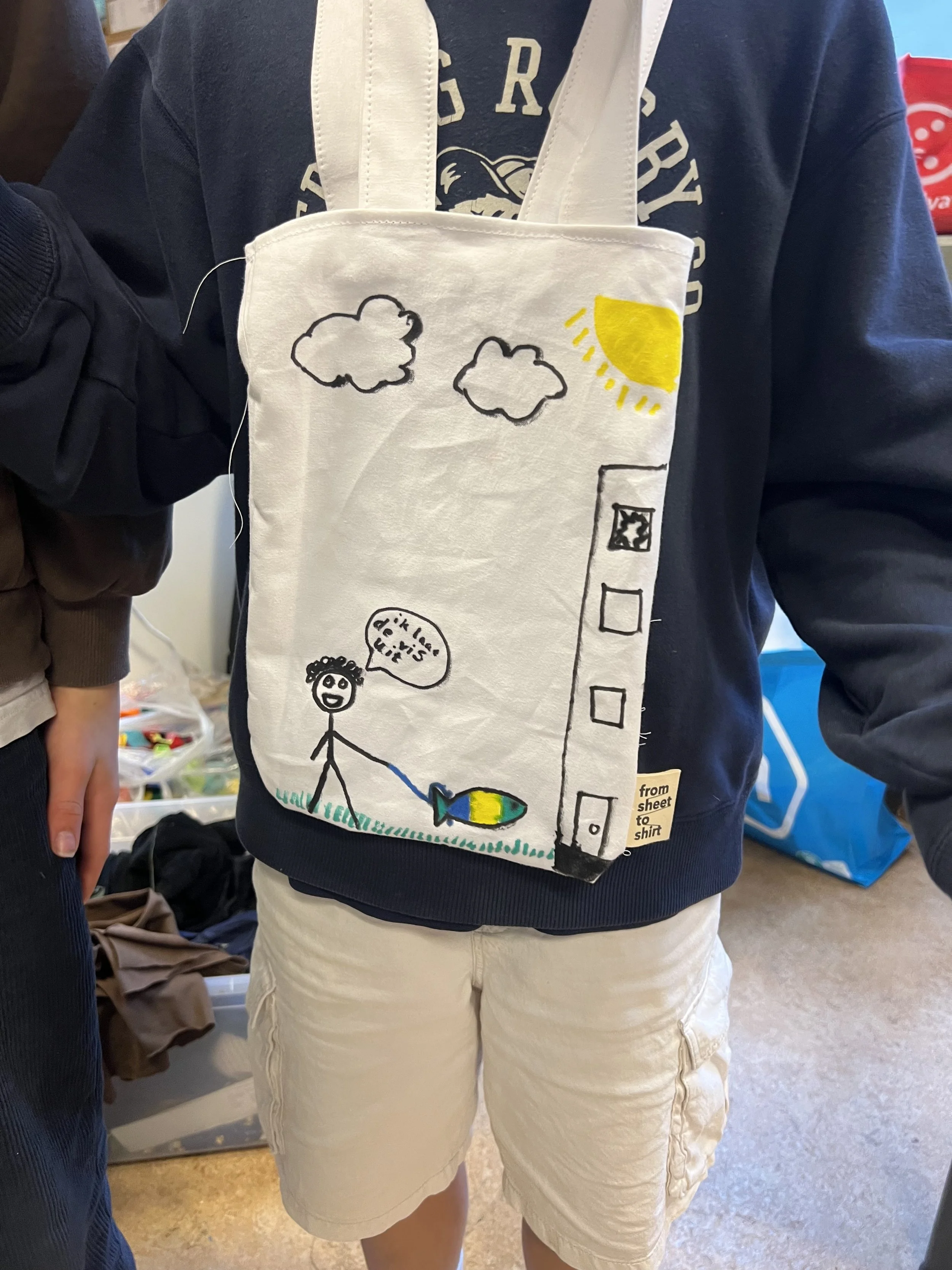 Leerling met versierd tasje om zijn nek.jpeg