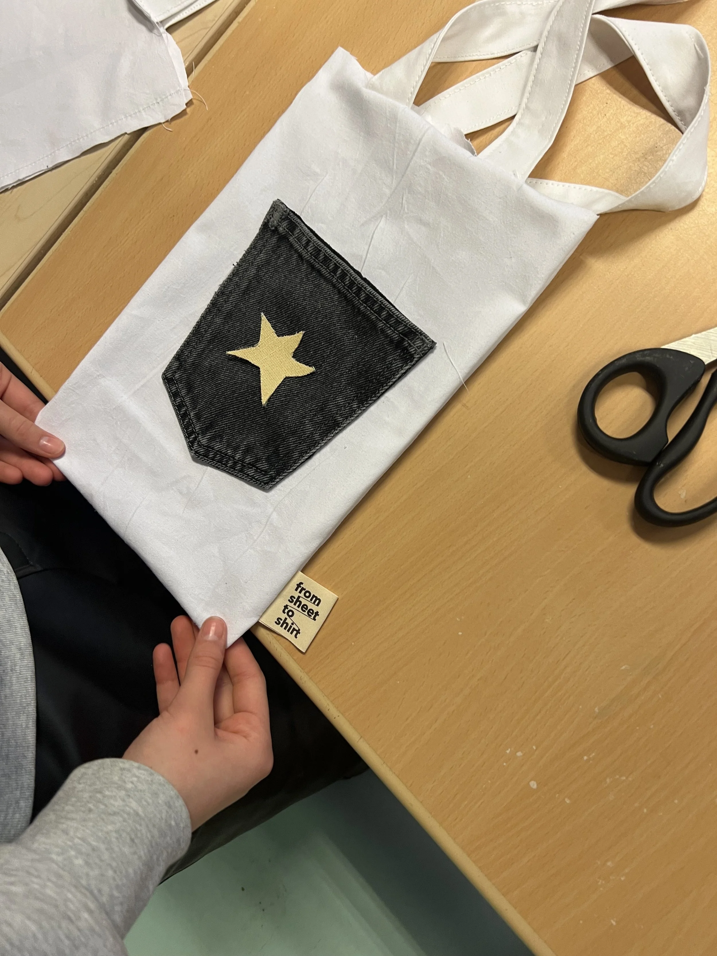 tasje versierd op tafel met schaar.jpeg