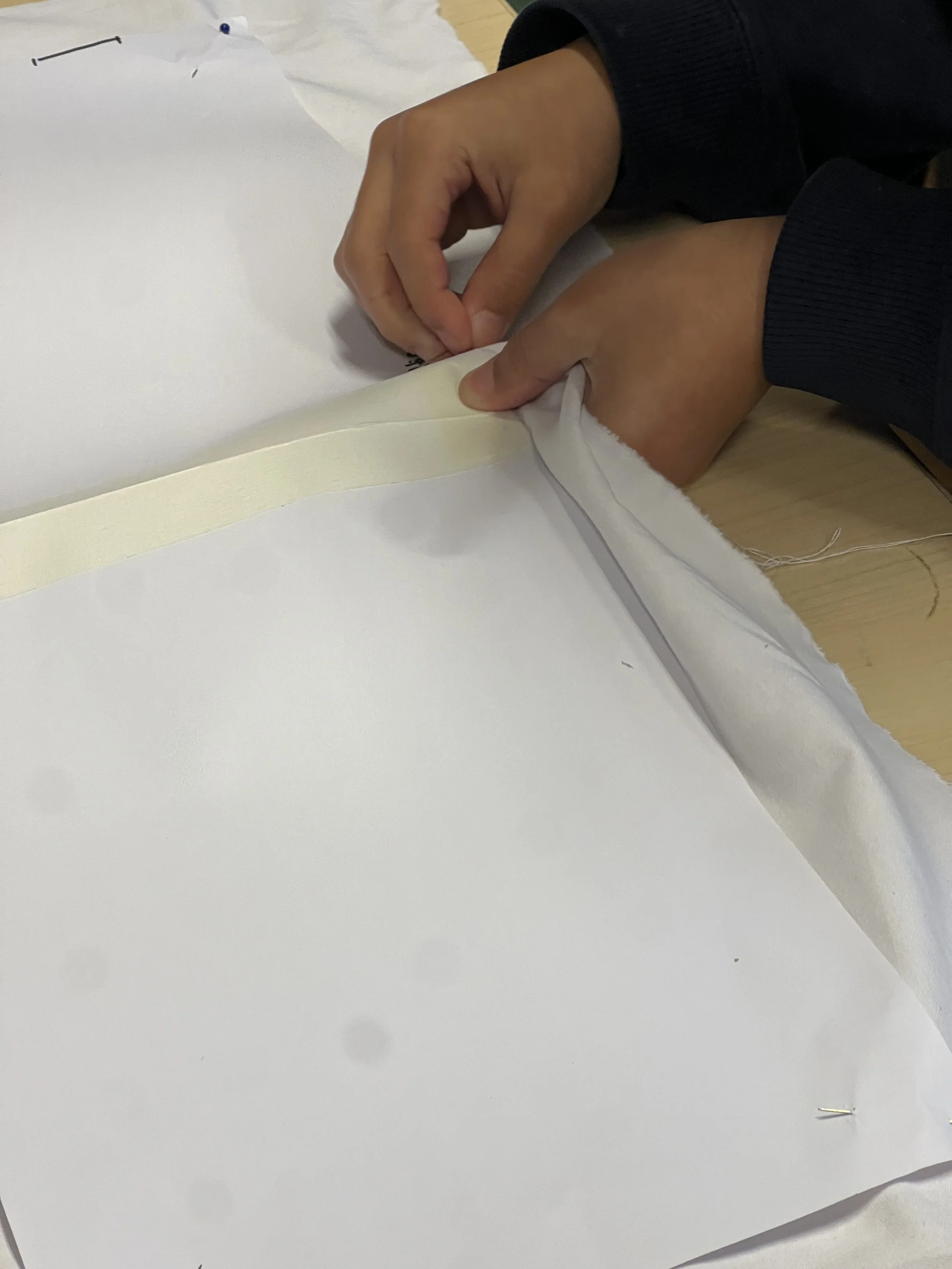 close up handen leerling opspelden.jpeg