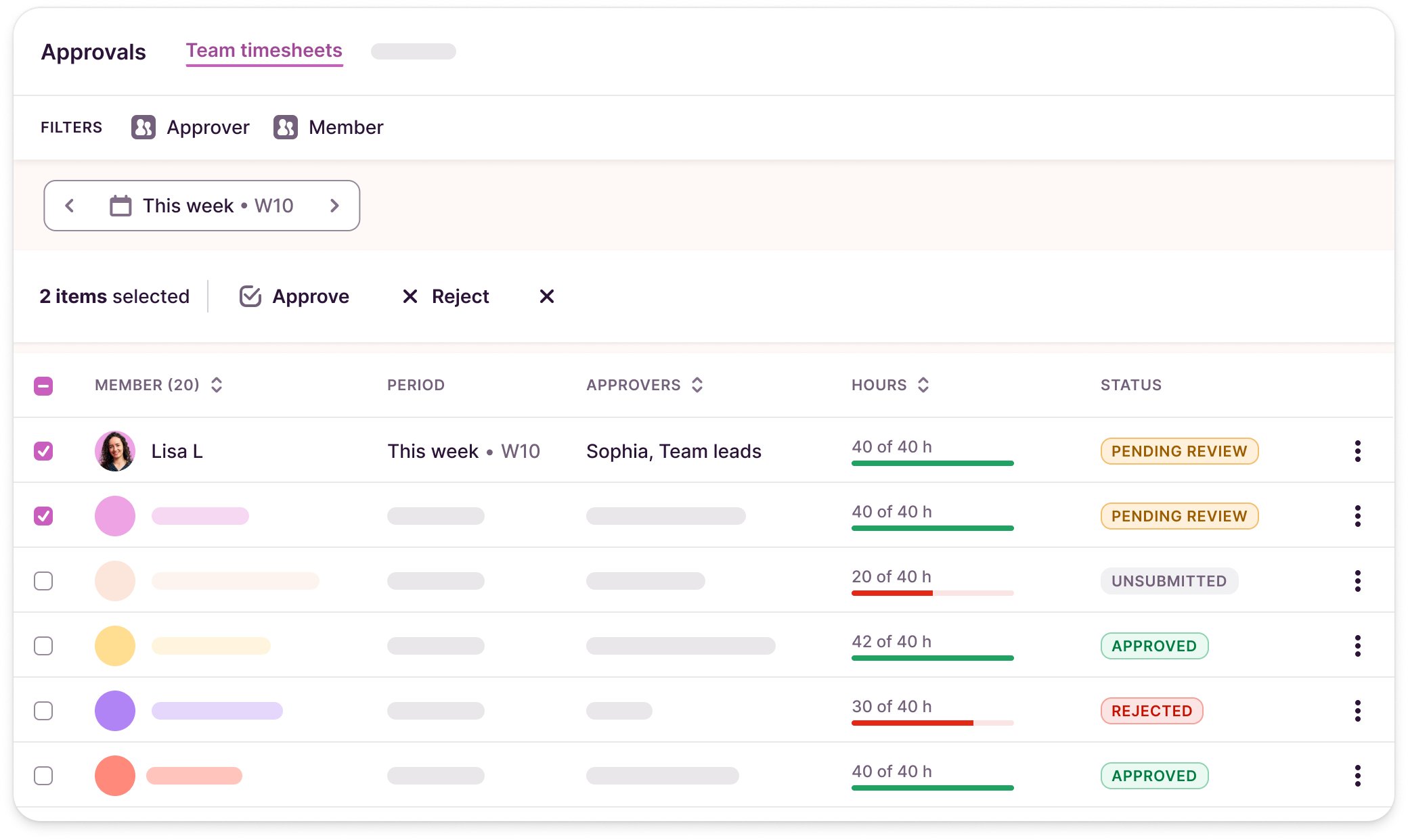 Toggl Track Übersicht über Team-Zeiterfassungen mit Statusanzeigen wie “Pending Review” oder “Approved”.