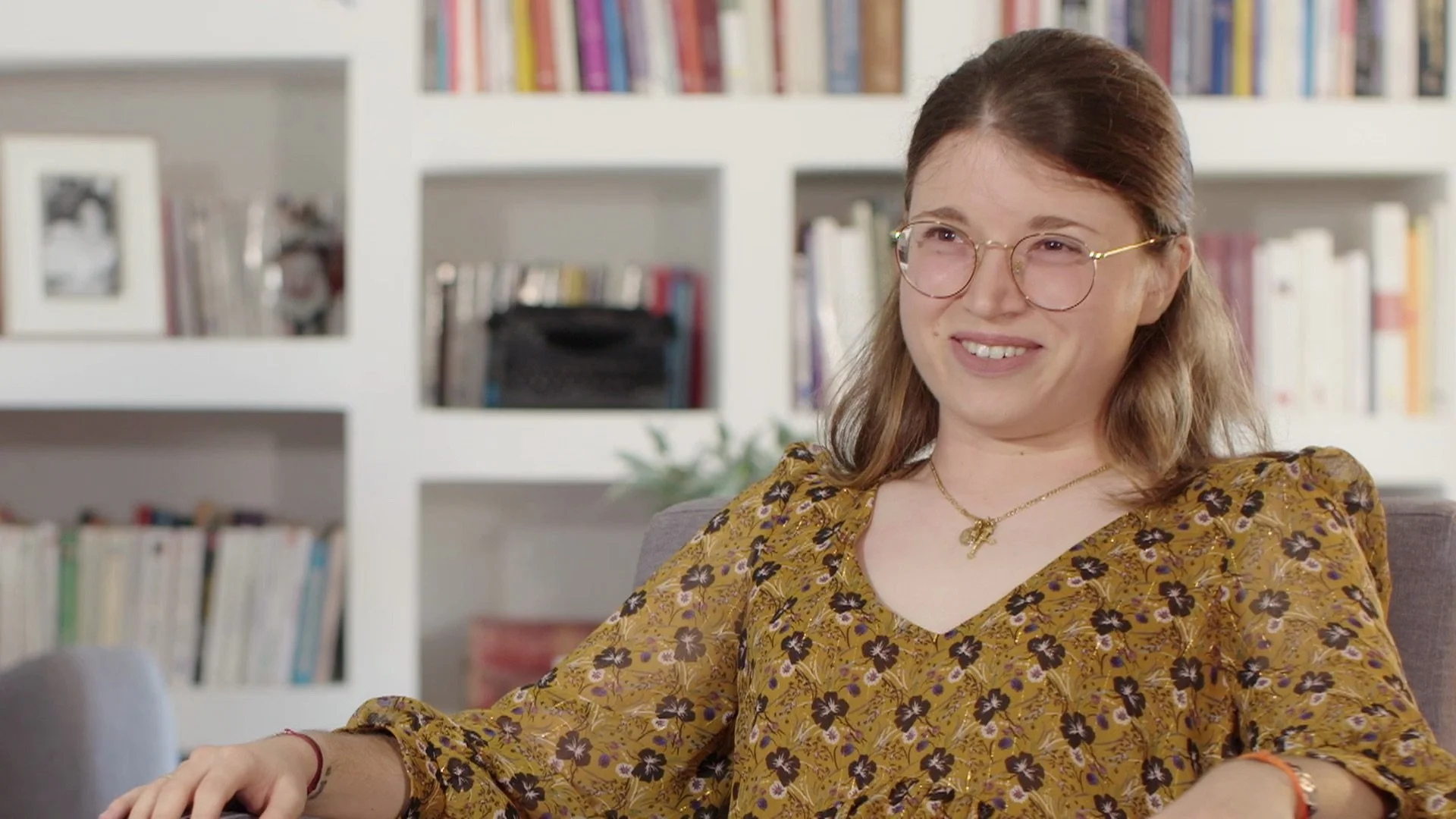 Philippa Santoni dans la série documentaire D'une page à l'autre