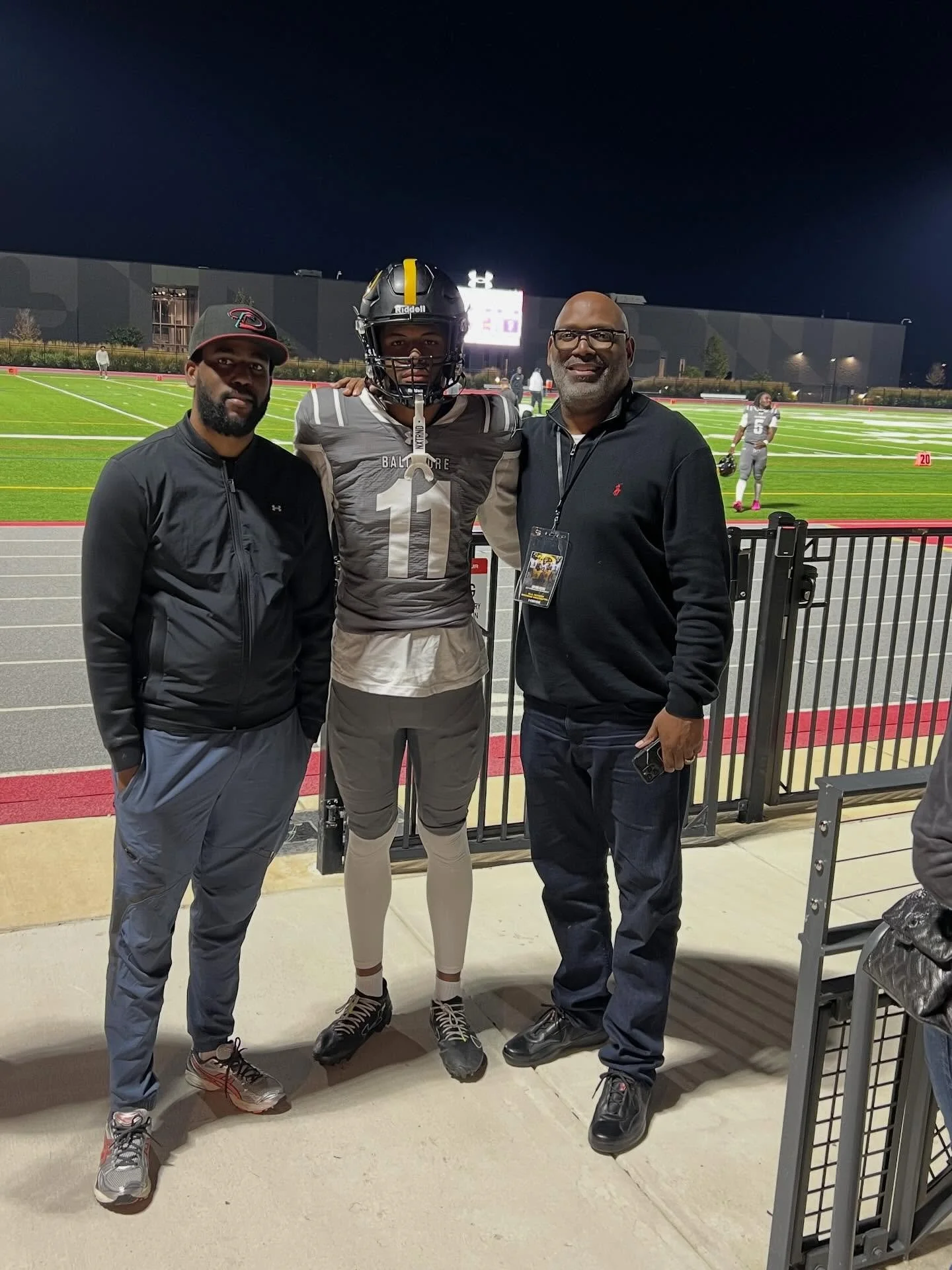 Family supporting family. Hasson and Khalil on hand to watch Damon Hall Jr. put on another show. 💪🏾🏈 #FamilyFirst