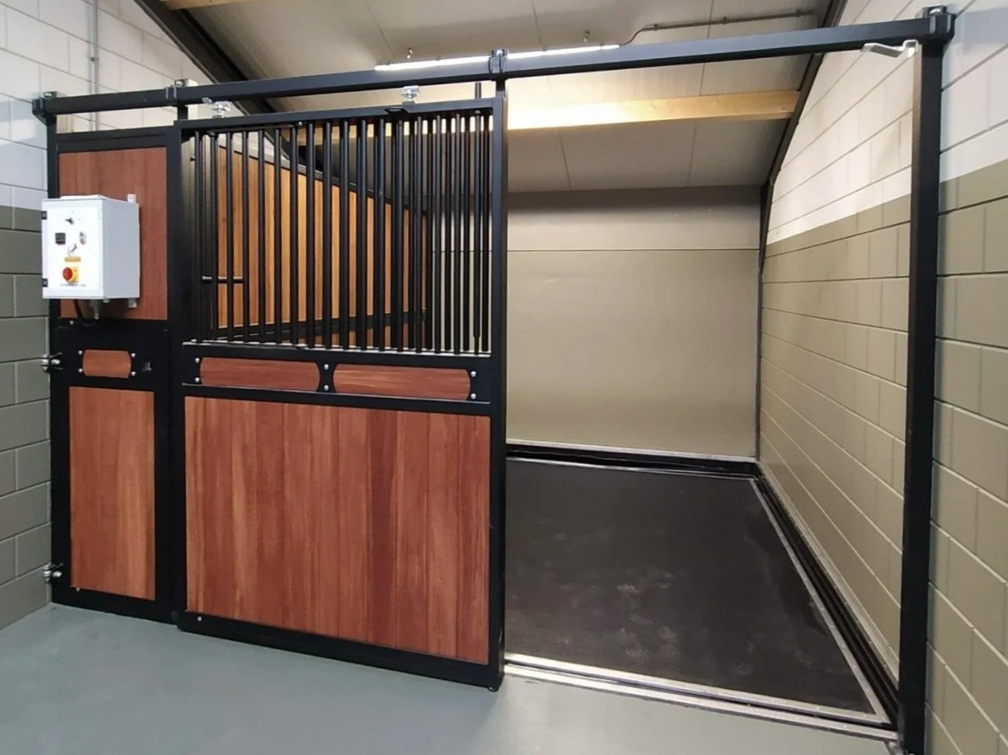 Whole body vibration revalidatie Vitafloor VM1 VM2 VM3 stalmodel vrijstaand trillingstherapie onderzoek Horse Control