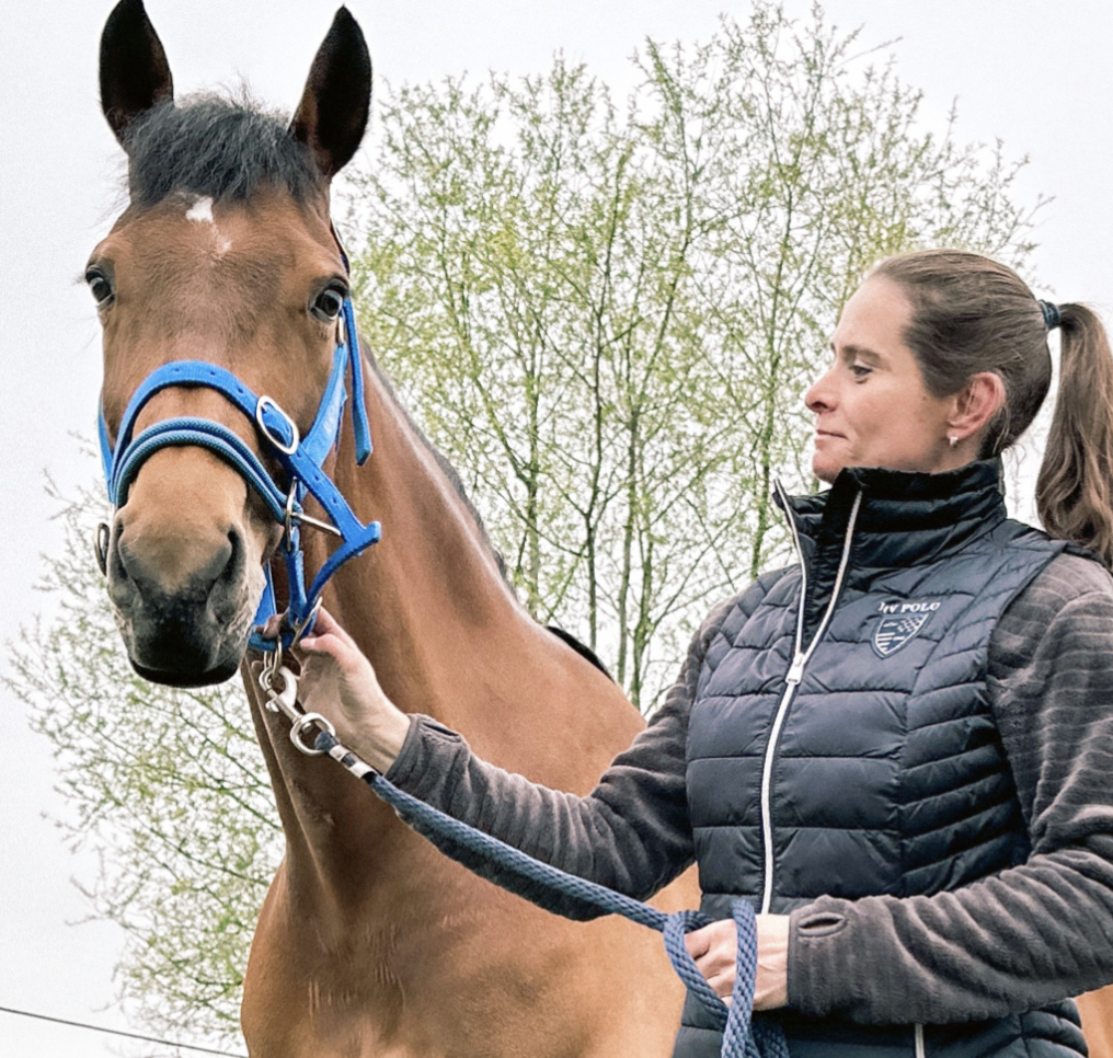 Een vrouw met haar paard.