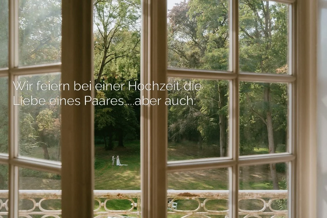 Wenn wir eine freie Trauung planen, sprechen wir ganz viel &uuml;ber das Paar: Wie habt ihr euch kennengelernt? Was liebt ihr aneinander? Wo wollt ihr gemeinsam hin?
Aber wenn der gro&szlig;e Tag da ist, passiert noch etwas viel Zauberhafteres: Wir s