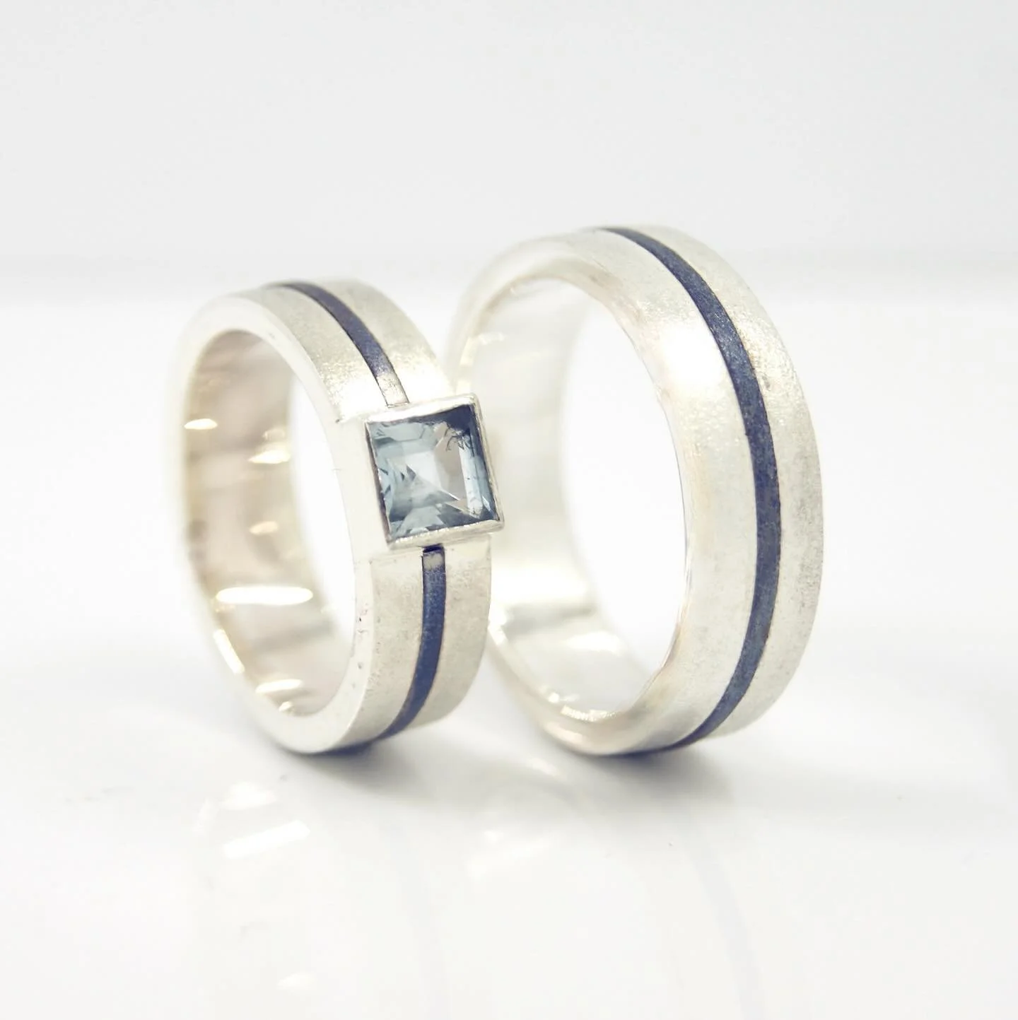New elements. Titanium silver and aquamarine make these rings unique! #goldsmith #galeriepuur  #titanium #silver #ringsofinstagram  #ring #rotterdam #weddingrings #moltengold #oneofakindjewelry #goudsmid #weddingring #jewelrydesign #zwaanshalskwartie