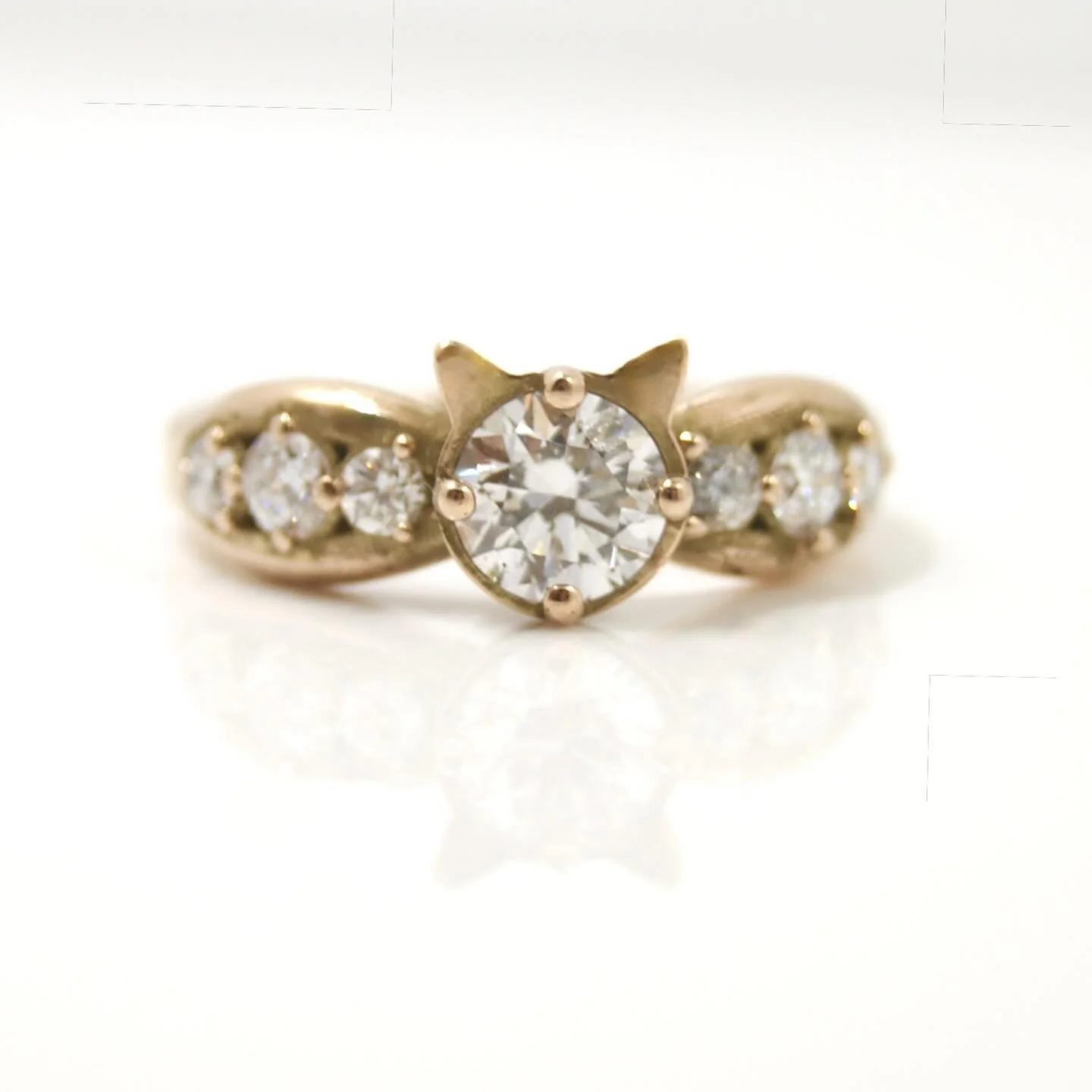 Miauw! Ros&eacute; golden custom ring embellished with five beautiful diamonds. #goldsmith #galeriepuur #cat #gold #14ct#ringsofinstagram  #ring #rotterdam #weddingrings #oneofakindjewelry #goudsmid #weddingring #jewelrydesign #zwaanshalskwartier #ha