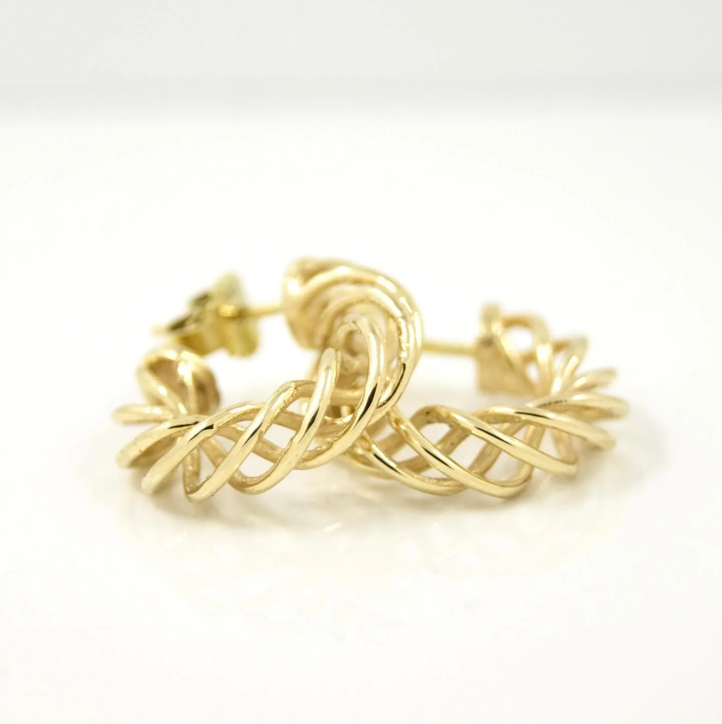 Head turner! Have a look at these custom made 14ct golden earrings.
#goldsmith #galeriepuur #earrings #gold #14ct#ringsofinstagram  #ring #rotterdam #weddingrings #oneofakindjewelry #goudsmid #weddingring #jewelrydesign #zwaanshalskwartier #handmade 