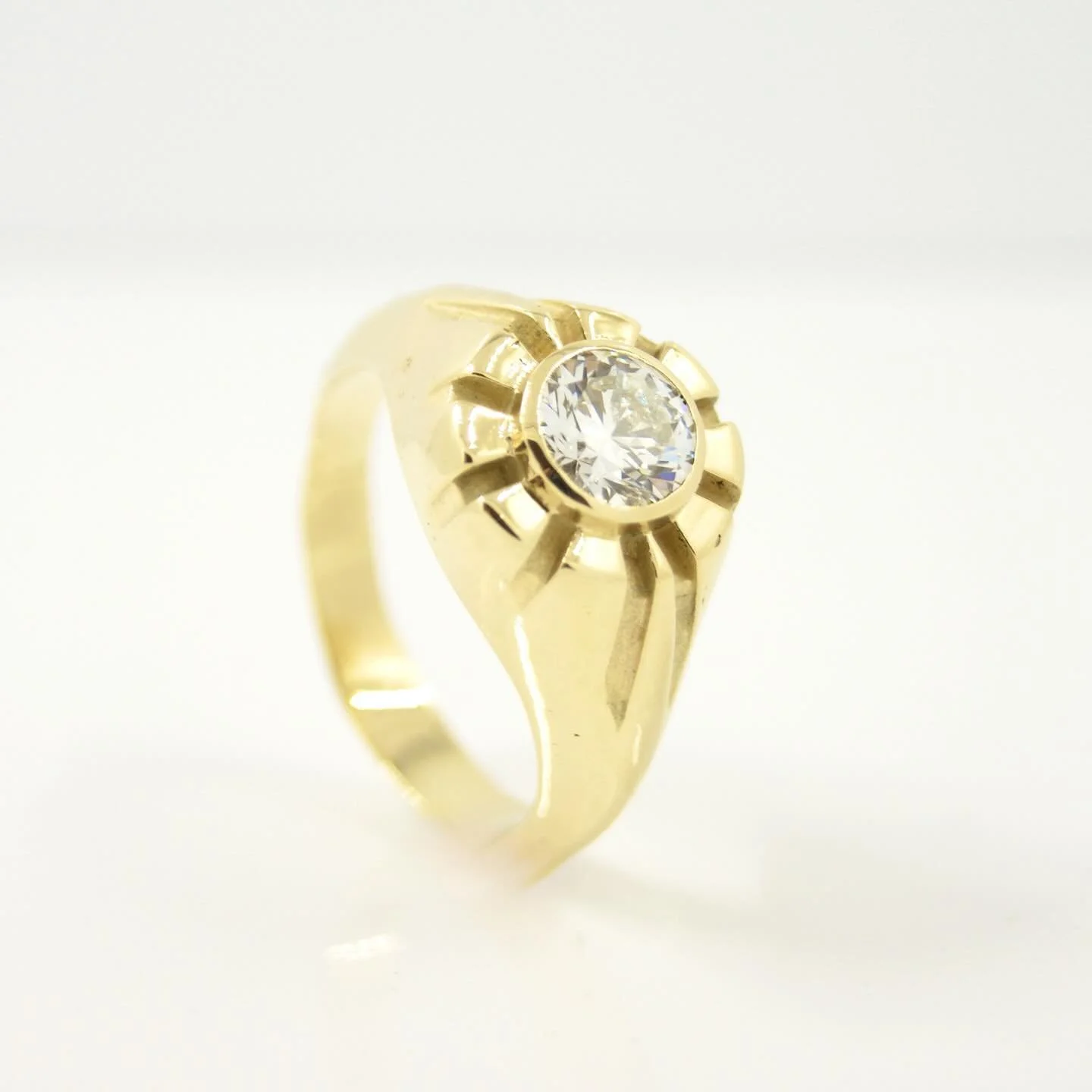 Shine bright! We designed a custom gentleman&rsquo;s signet ring especially for this whopper of a 1.4ct diamond. It&rsquo;s got rhythm! #goldsmith #galeriepuur  #gold #signetring #ringsofinstagram  #ring #rotterdam #weddingrings #moltengold #oneofaki