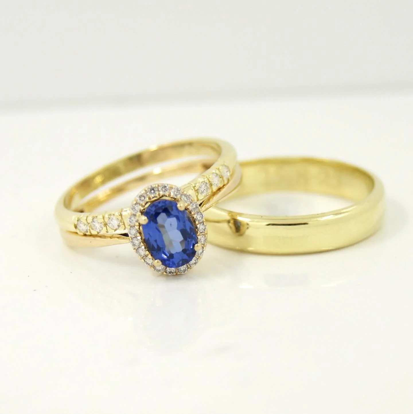 Have a look at this timeless combination of gold diamonds and sapphire. Custom made in our Rotterdam based store. #goldsmith #galeriepuur  #gold #sapphire #ringsofinstagram  #ring #rotterdam #weddingrings #classic #oneofakindjewelry #goudsmid #weddin