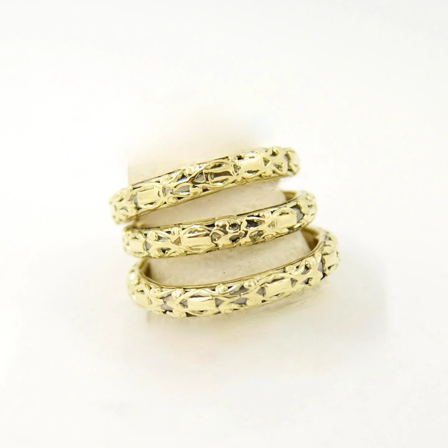 Beautiful Bracelet conversion! We put in a silver core to bend this golden bracelet into three rings to share and wear.
#goldsmith #galeriepuur  #gold #bracelet  #ringsofinstagram  #ring #rotterdam #weddingrings #classic #oneofakindjewelry #goudsmid 