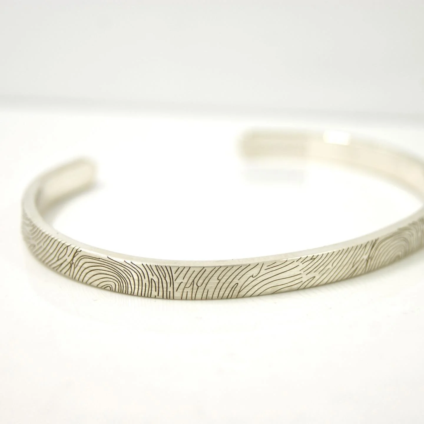 Always have your close ones closes by you. Several fingerprints make the pattern of this bracelet.
#bracelet #sliverbracelet #fingerprint