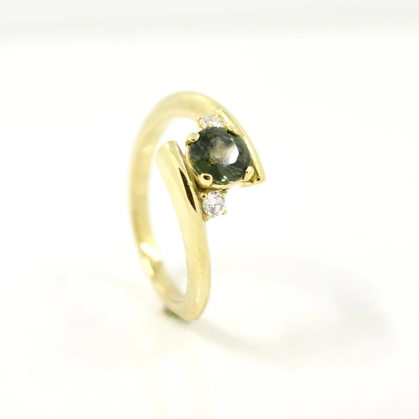 Amazing color sapphire combined with diamonds. She said yess of course!
#sapphire #galeriepuur #goldsmith #ringsofinstagram #rotterdam