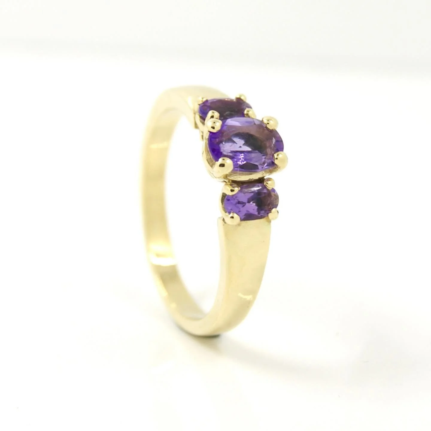 You can&rsquo;t go wrong with Purple Amethyst and yellow gold. We recycled grandmas old gold and had the stone recut. To last another generation.
#goldsmith #galeriepuur  #gold #amethyst #ringsofinstagram  #ring #rotterdam #weddingrings #classic #one