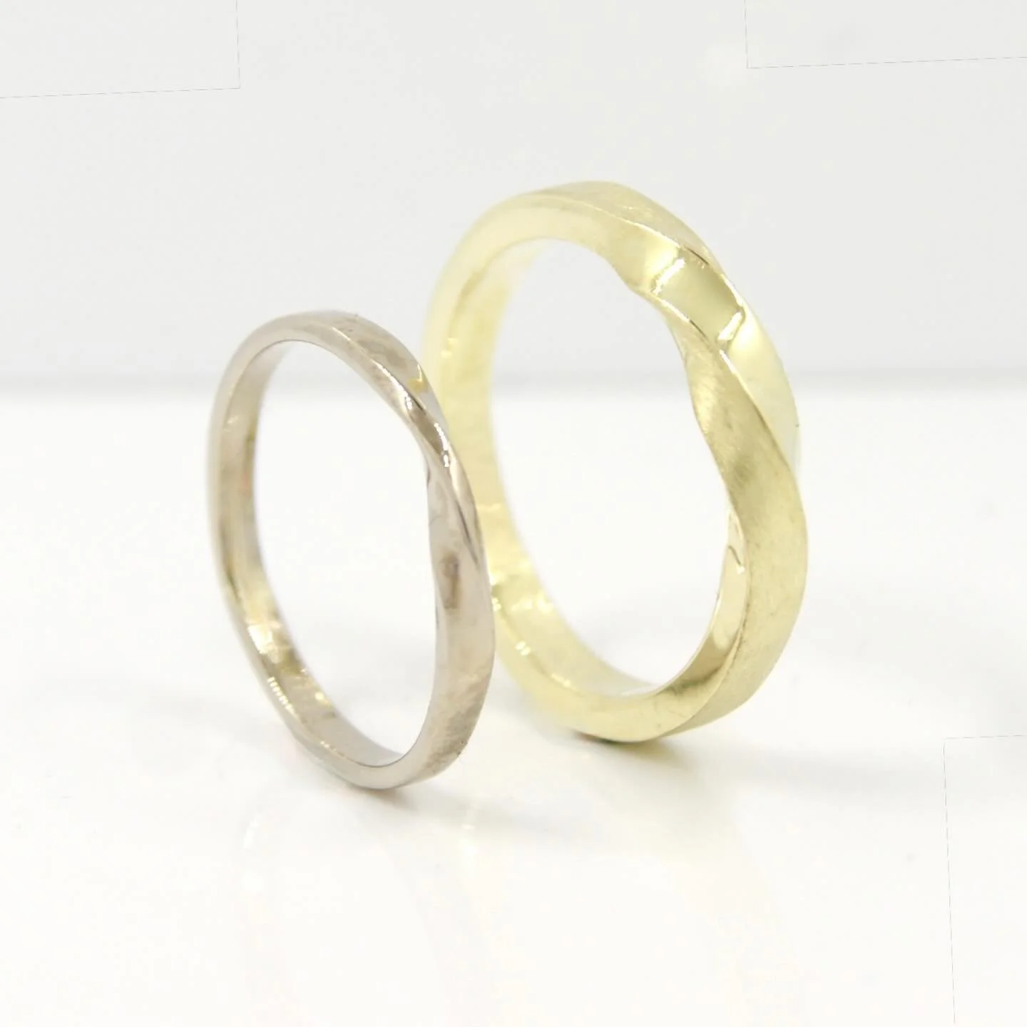 Twists and turn to last a lifetime! Yellow and white golden wedding bands. Handmade @galeriepuur_goudsmid . Make an appointment for your bespoke wedding rings. https://www.galeriepuur.nl/trouwringen #goldsmith #galeriepuur  #gold #twistrings#ringsofi