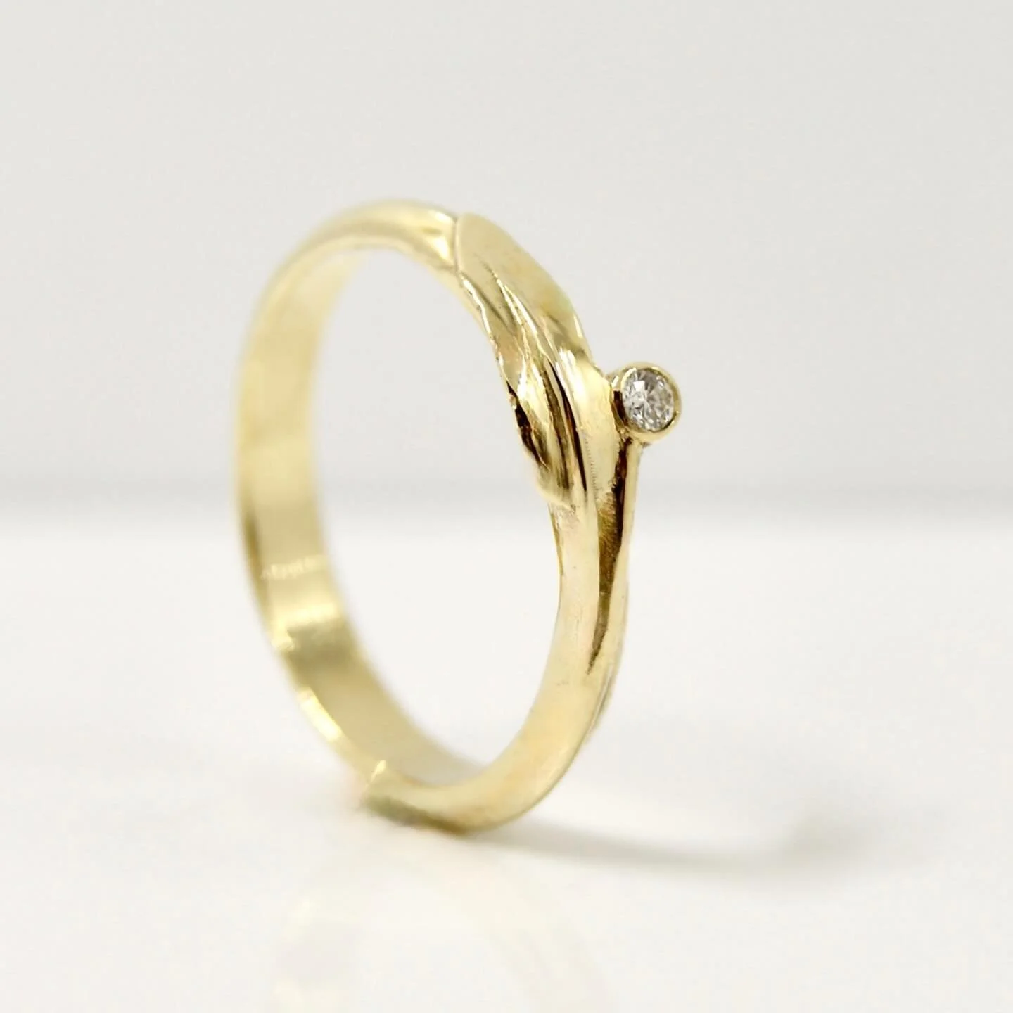 Light as a feather 🪶. 14ct gold and diamond. Made for a girl named Veerle. #goldsmith #galeriepuur #feather #ringsofinstagram  #ring #rotterdam #featherring #gold #oneofakindjewelry #goudsmid #weddingring #jewelrydesign #zwaanshalskwartier #handmade