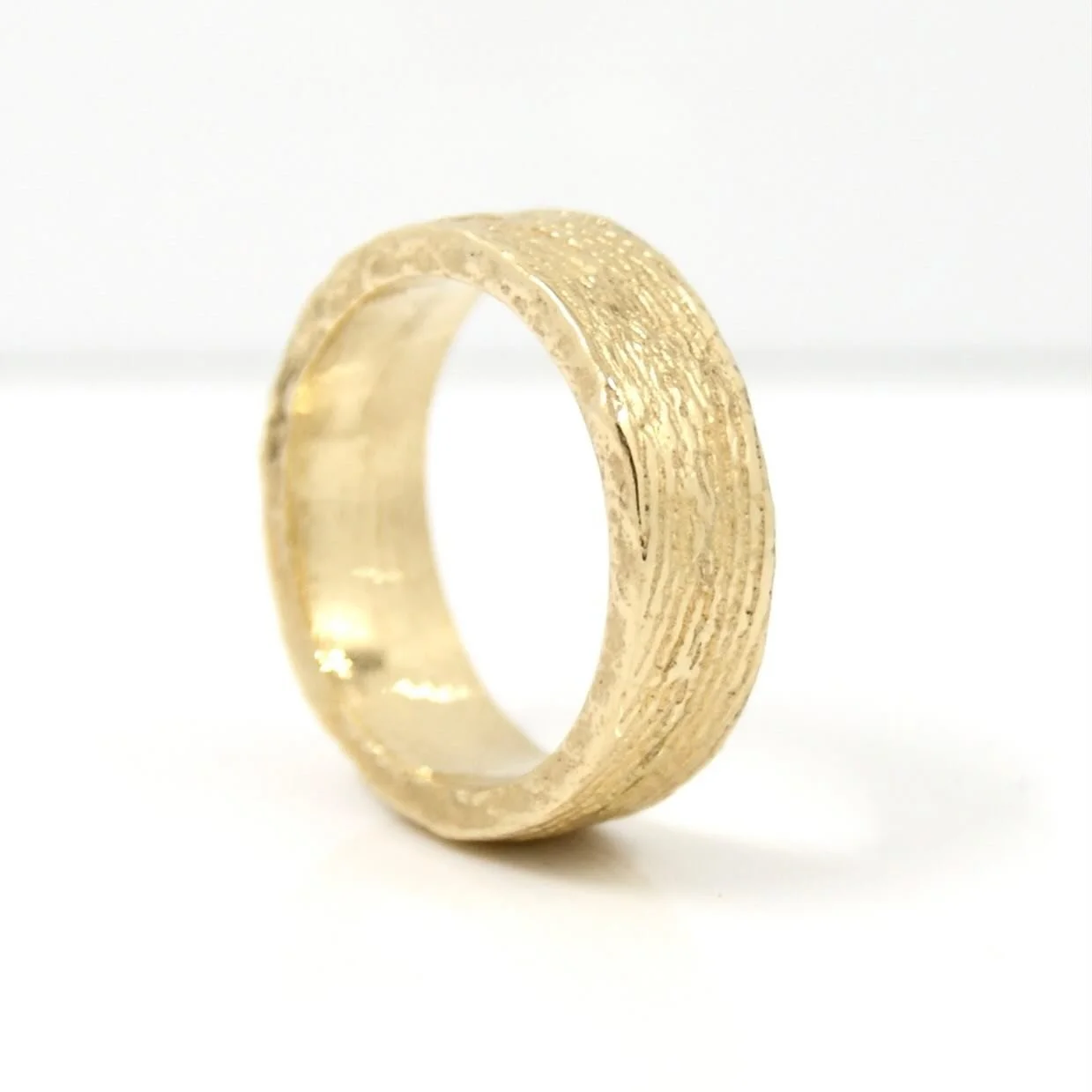 Nature casting! The backbone off a cuttlefish which washes up at the beach and is known as ossa sepia was used as a casting pattern. To last a lifetime! 
#goldsmith #galeriepuur #cuttlefish #ossasepia #ringsofinstagram