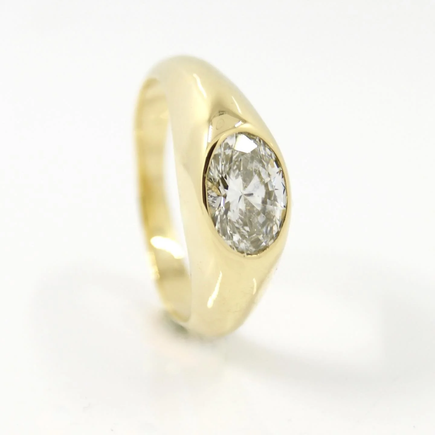 All the sparkles you&rsquo;ll need this year ✨ . 1ct oval diamond set in a custom designed ring.
#1ct #galeriepuur #customring #signetring #diamond