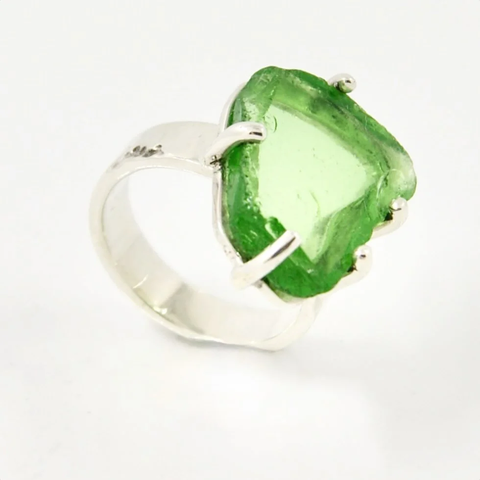 The ultimate ♻️ upcycle. A meaningful piece of beached glass. Polished and set in a custom made ring.
#upcycle #glass #customring #silverring