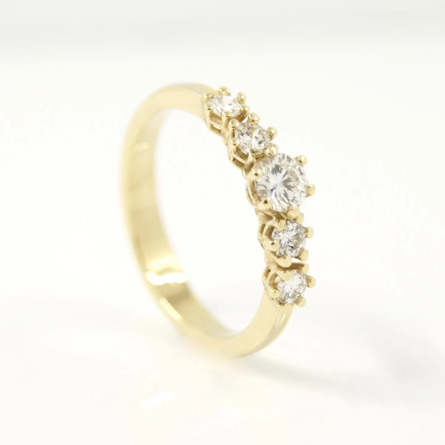 Diamonds are forever! Especially if you reuse ♻️ them. Beautifully set in a custom designed ring. #diamonds #customring #ringsofinstagram #zwaanshalskwartier #galeriepuur