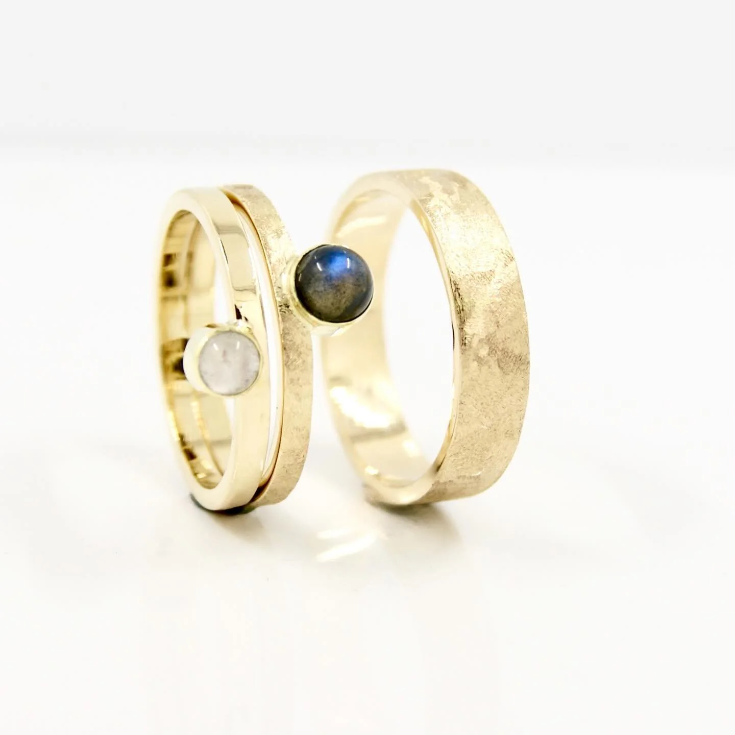 Lovely Labradorite and rose quartz set in a custom made ring. Made in our Roterdam based workshop.
#weddingrings #labradorite #rosequartz #galeriepuur