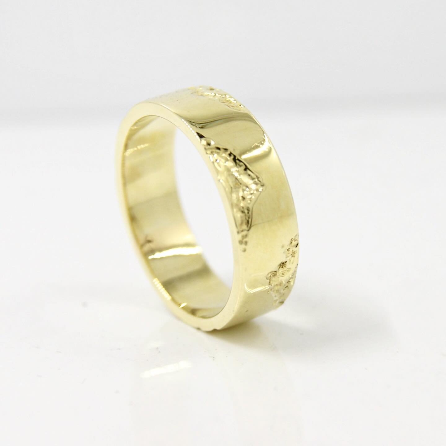 Rough around the edges can be so beautiful. Molten gold makes this nice contrast to last a lifetime.
#galeriepuur #weddingrings #moltengold