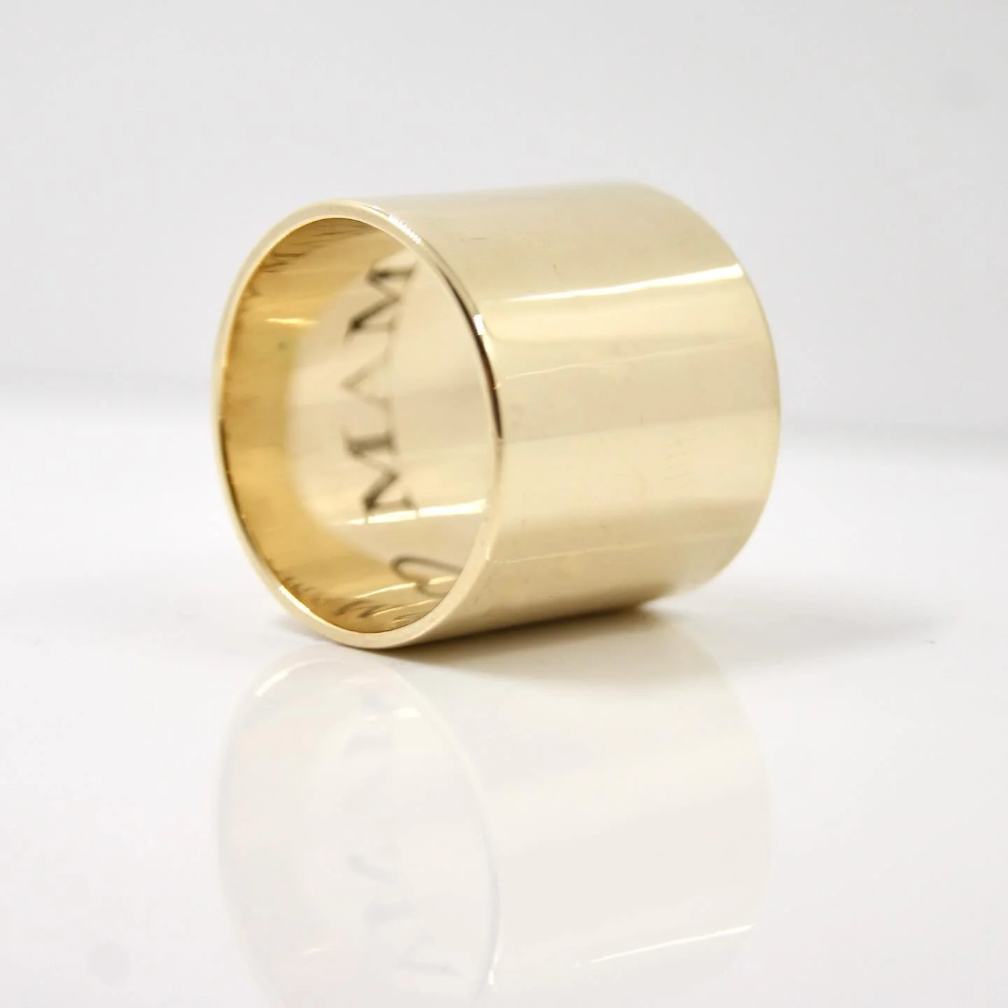 Sometimes Simple is the best. Recycled family gold makes this beautiful ring with a custom engraving. Made in commission for @interieurconceptstore #goldring #customring #galeriepuur #bespoke