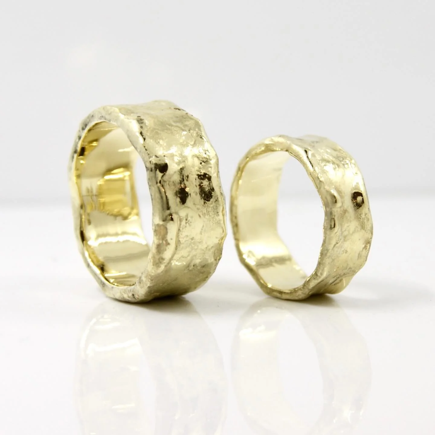 Natural beauty of molten gold is always unique. We love the way these came out. We had make these in our Rotterdam based workshop. Drop in for your unique rings.
#weddingrings #moltengold #galeriepuur #customrings