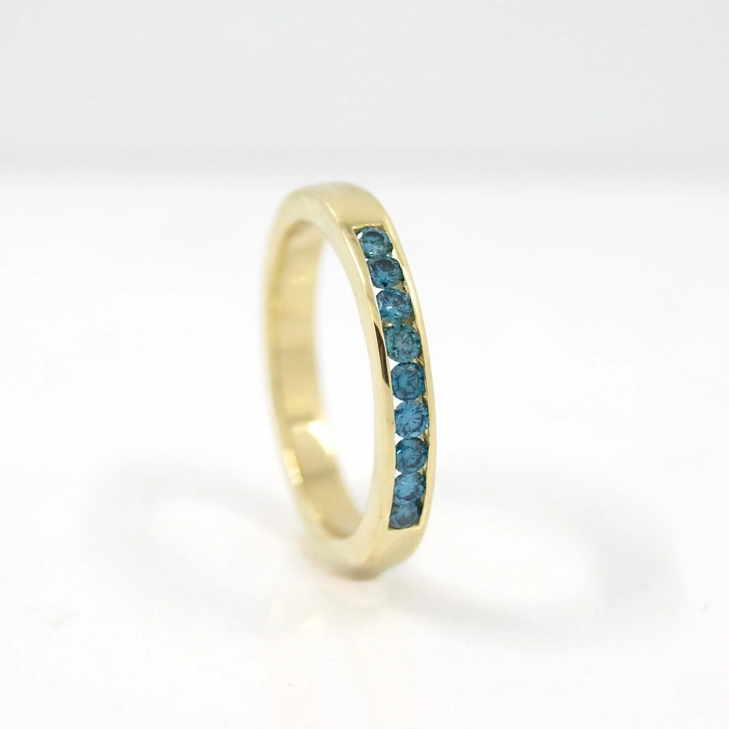 Beautiful Blue! These natural colored diamonds are so nice with 18ct gold. Made and set in house.
#bluediamond #galeriepuur #bespokejewelry #goldsmith