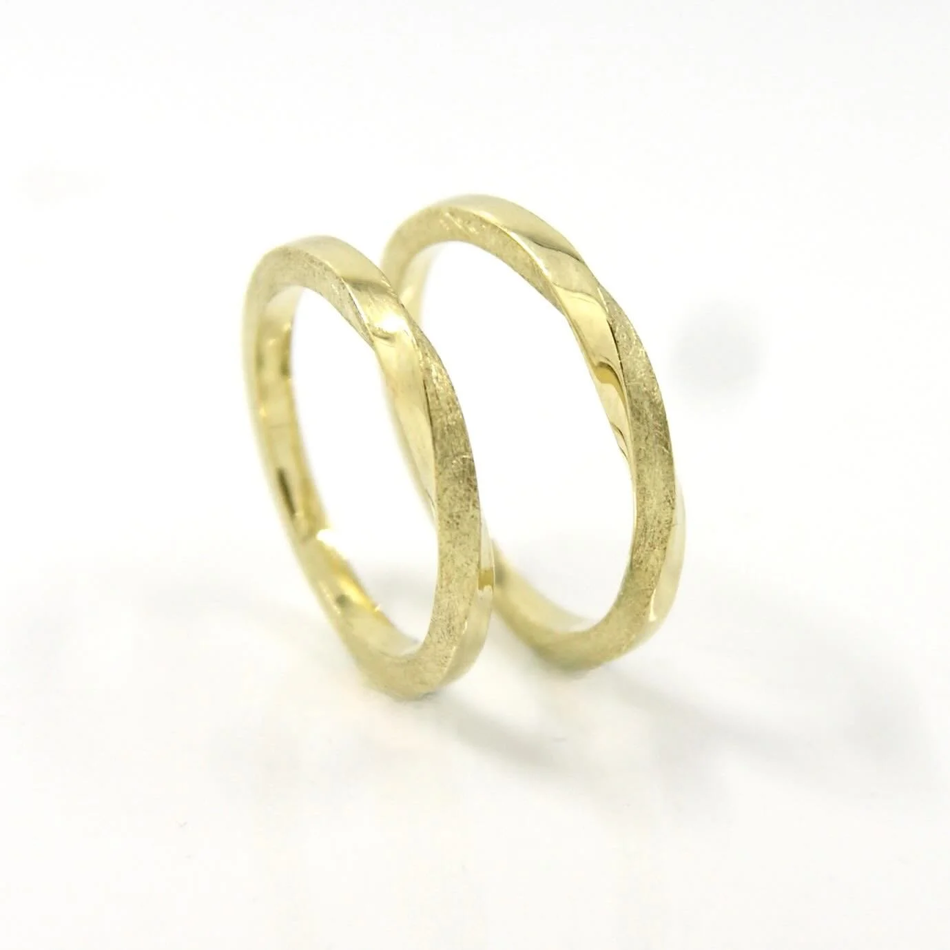 Eternal twist toelast a lifetime. Two textures blend into one ring. Made in our Rotterdam based workshop.
#twistring #trouwringen #galeriepuur