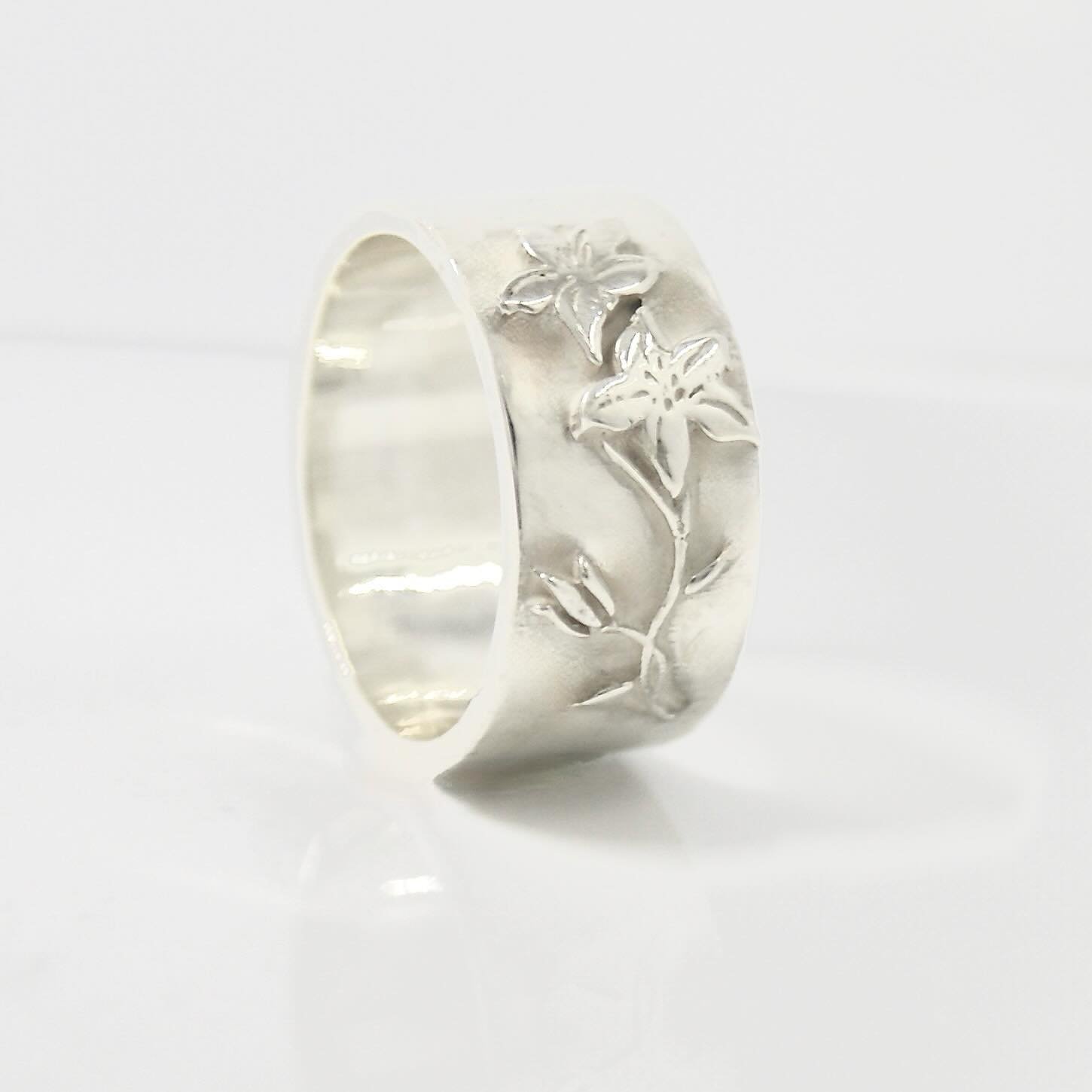 When your girl has a favorite flower, have a ring made for her. Made and designed in house with a mix 3D design and hand work.  #flower #flowerring #galeriepuur #caddesign