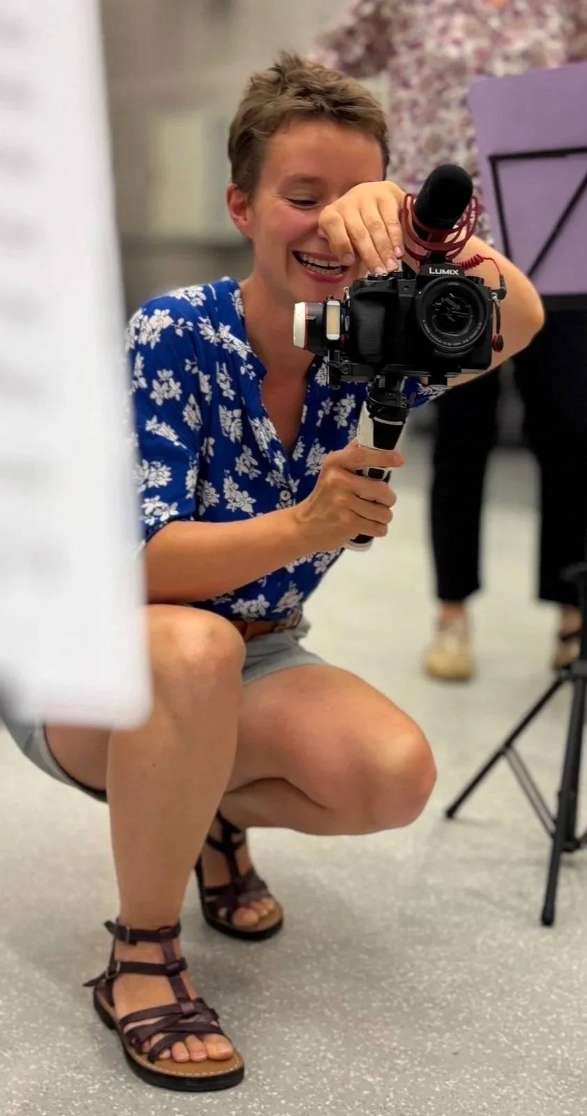 Céliane, vidéaste, en plein tournage d'une vidéo de répétition d'orchestre