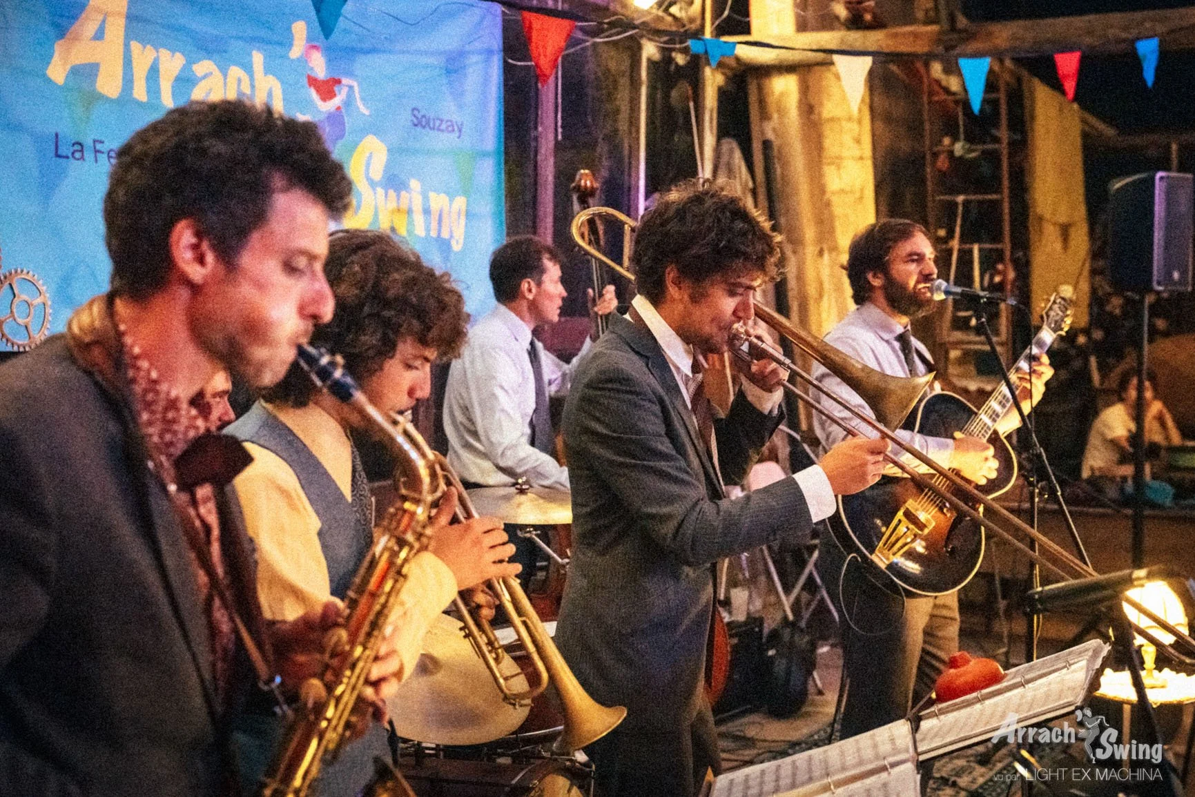 photo d'un groupe de musique en soirée dansante