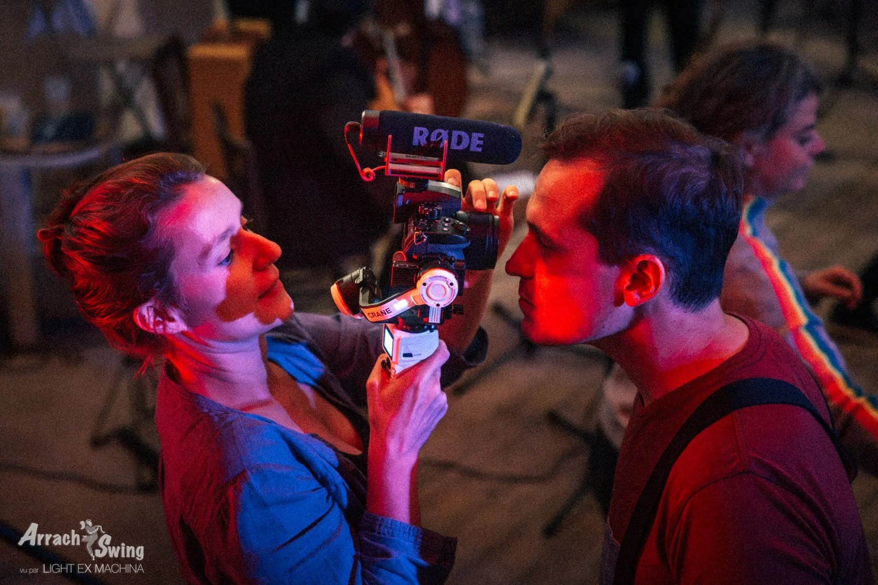 photo d'une vidéaste qui filme de très (trop !) près le visage d'un danseur