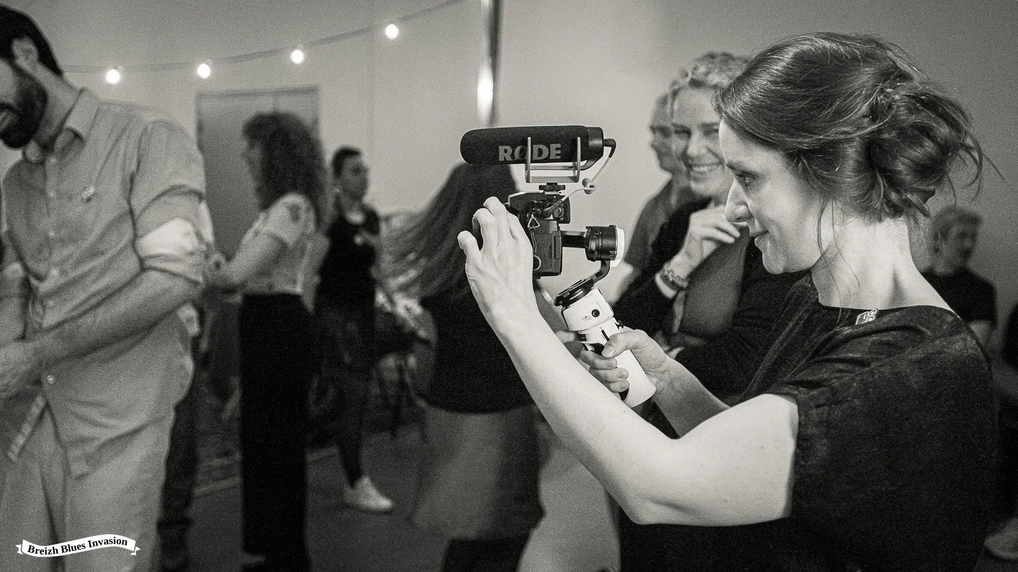 vidéaste de profil qui ajuste la mise au point