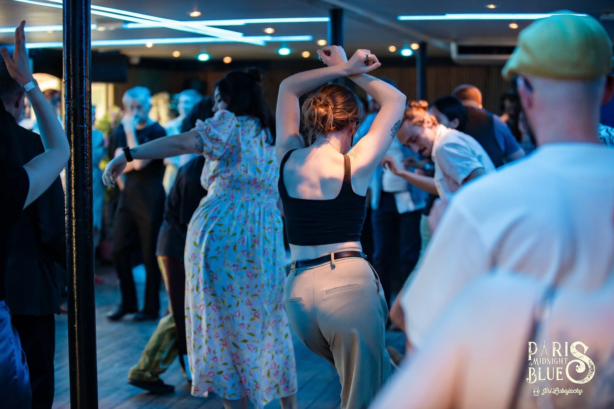 danseuse de dos dans une ambiance tamisée