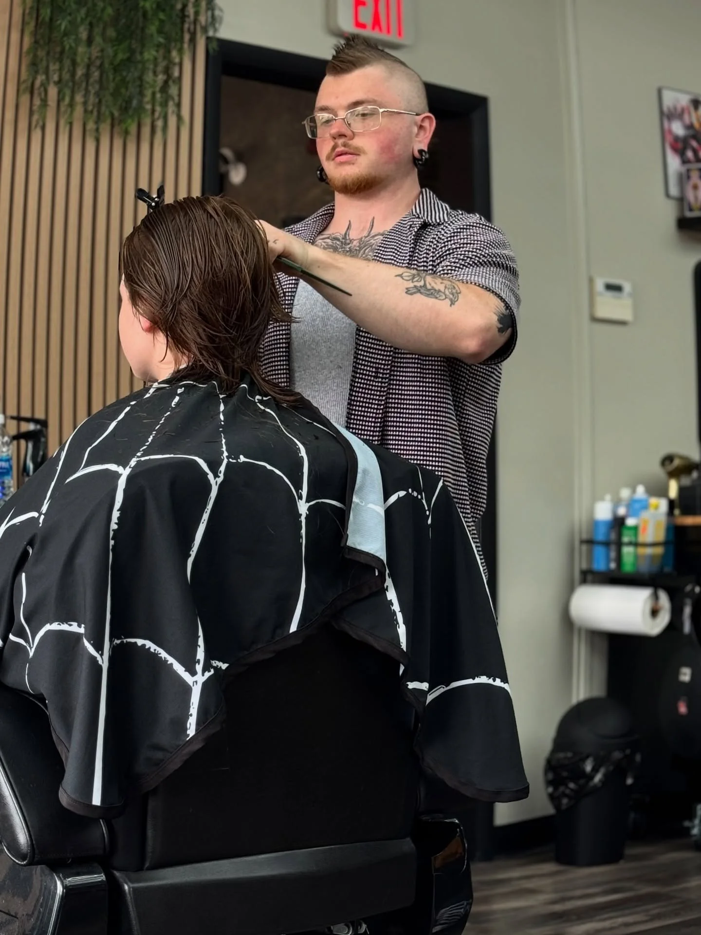 Yooo!! @kersting.barber is in his element! Not only are his fades wicked blurry but he can dominate a wolf cut 🐺!! 

A few openings available tomorrow! Get fresh!!

Book up at scenic-studios.com !

#barberstyle #barberconnect #longhaircut #wolfcut #