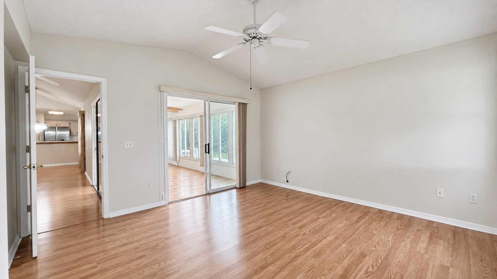 23 - Master bedroom.jpg