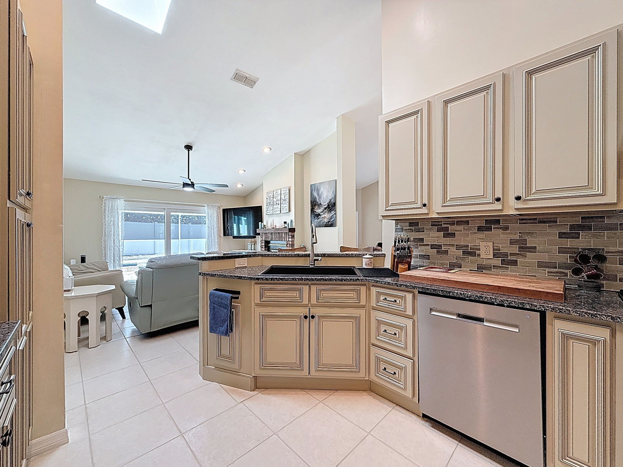 22-web-or-mls-1604-Gulf-Beach-Blvd-24.jpg