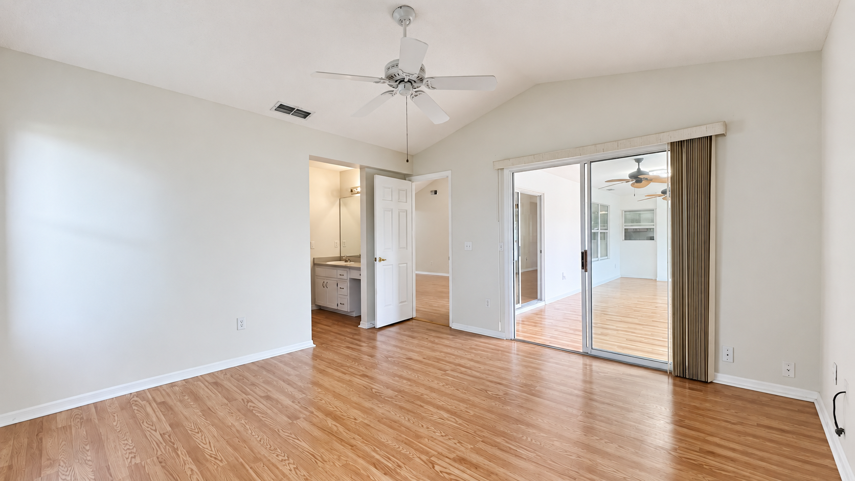 22 - Master bedroom.jpg