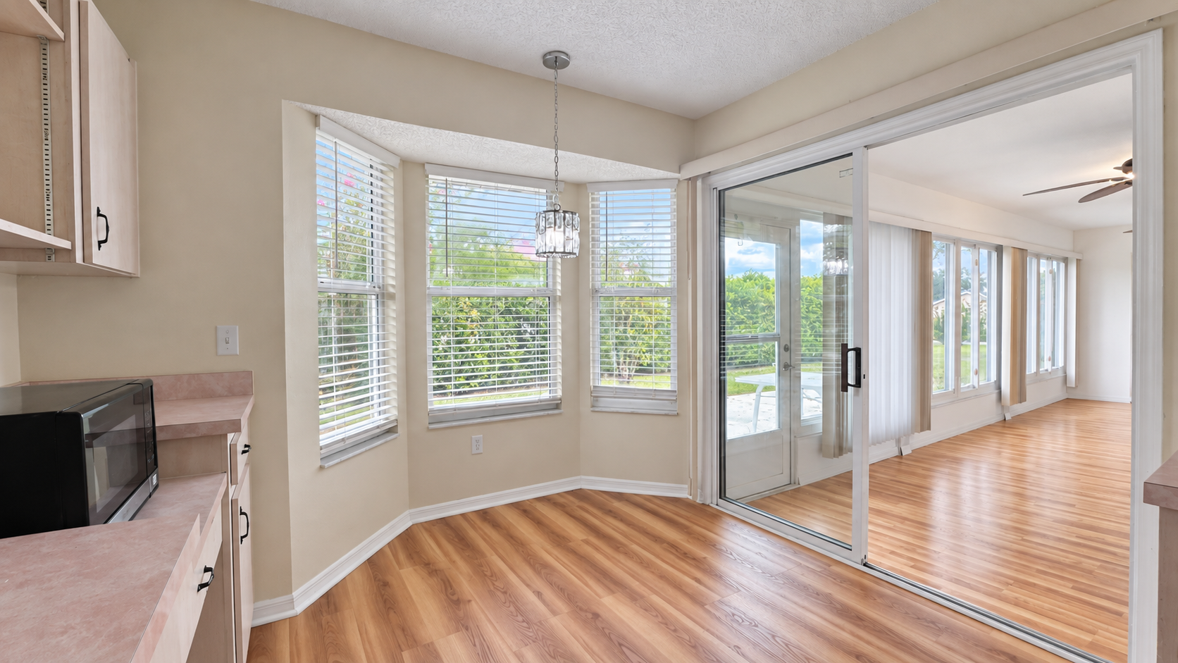 12 - Breakfast Room.jpg