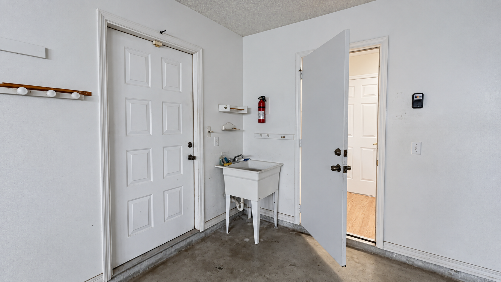 16 - Laundry room.jpg