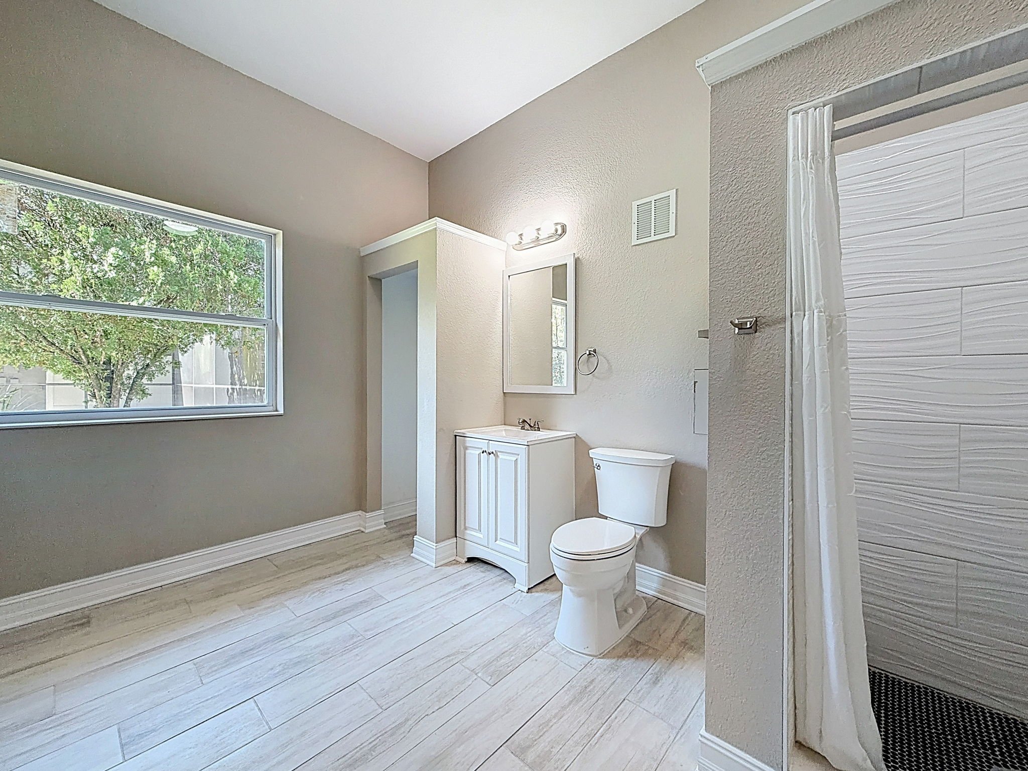 ADU - GUEST HOUSE with full kitchen plus bathroom and laundry.