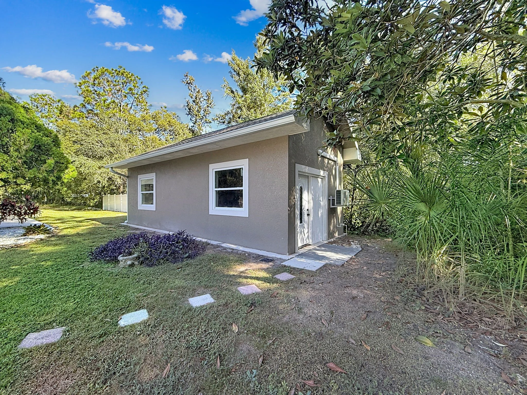 Path leading to the ADU - GUEST HOUSE with full kitchen plus bathroom and laundry.