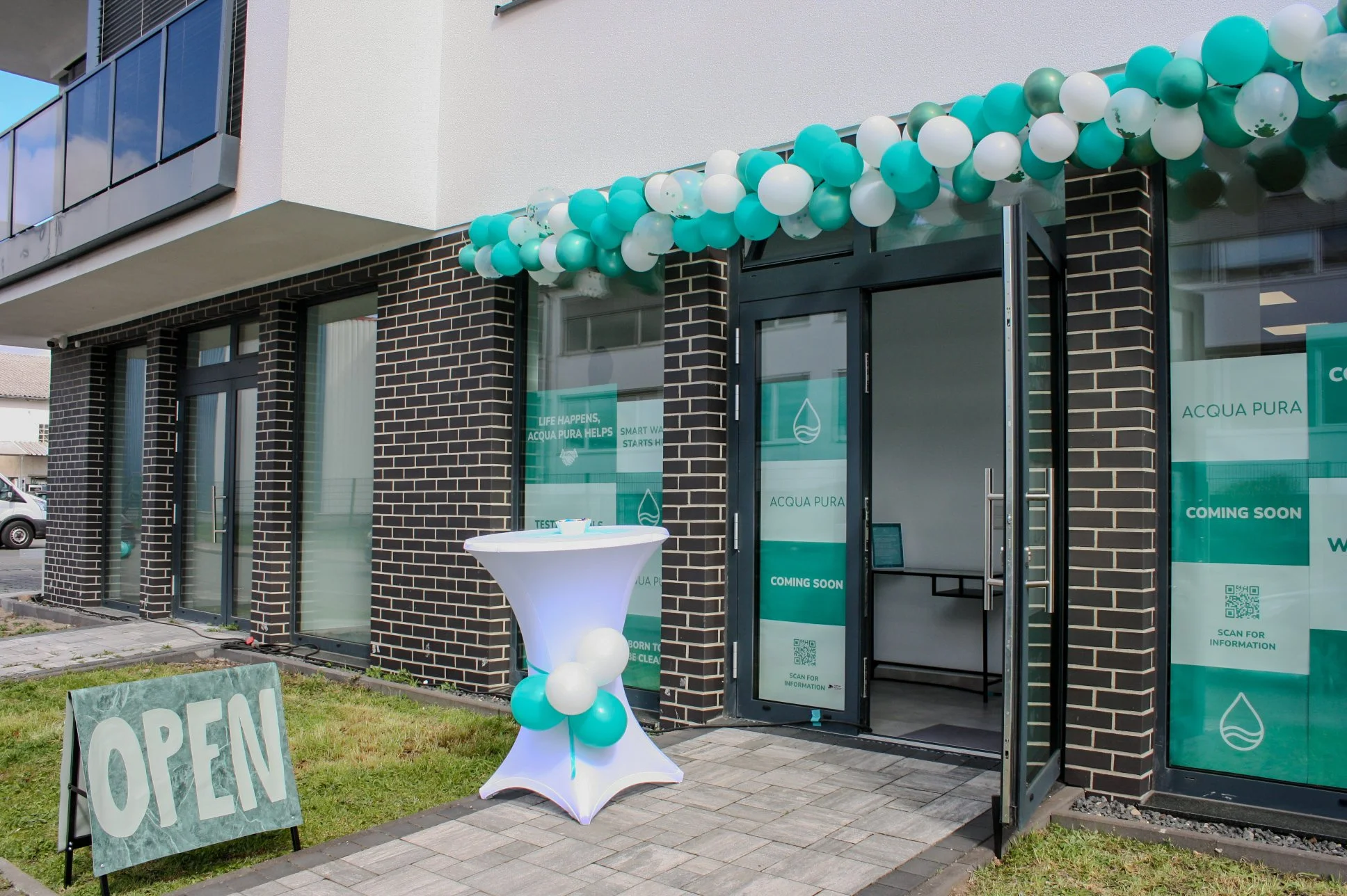 Eingang und Schaufenster vom Acqua Pura Store in Hanau