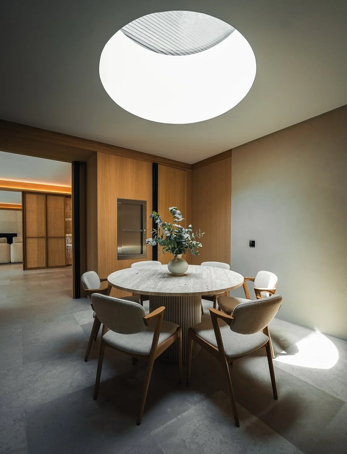 An ode to light, proportion, and quiet luxury.
In La Finca, Madrid, @bellhatria crafts a residence where every line breathes intention travertine, oak, and soft light shaping a sanctuary of calm.
Natural textures meet architectural precision, blurrin