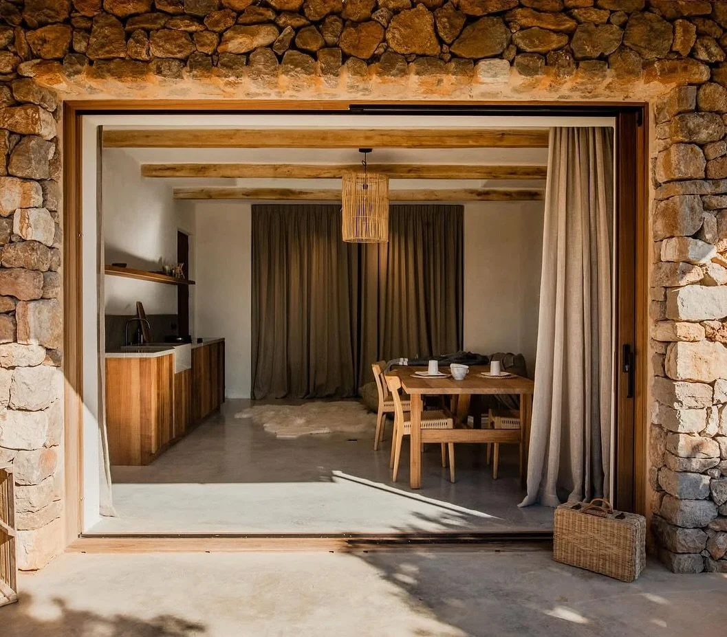 Organic textures, sun-washed tones, and a quiet dialogue between architecture and landscape, @ibizacampo captures the essence of Mediterranean simplicity reimagined.

#ibizaliving #mediterraneandesign #mediterraneaninterior #ecodesign #organicdesign 