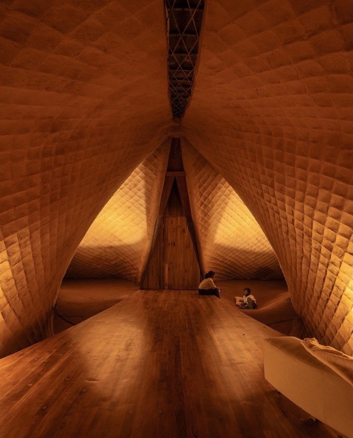 Bridging land, light, and life, this architectural symphony by @ar.vinudaniel redefines what it means to build with the earth, not on it.
Suspended over a seven-metre canal, the structure breathes through four hyperbolic shells a tactile dialogue of 